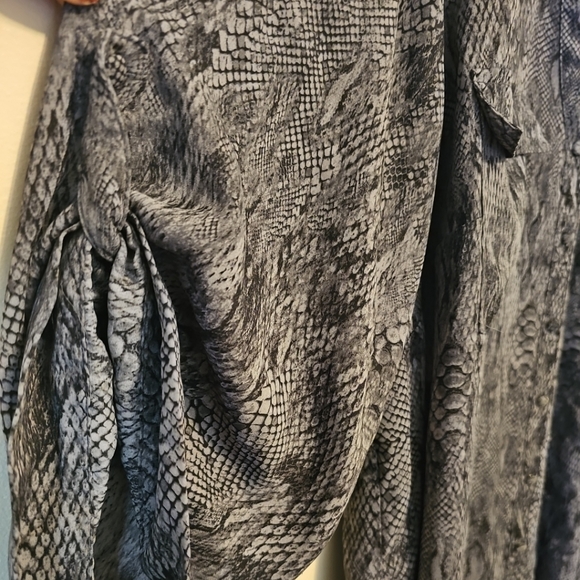 Torrid Georgette Snake Animal Print Button-Down Blouse 3/4 Roll Sleeve‎ Sz 4 - Picture 8 of 11